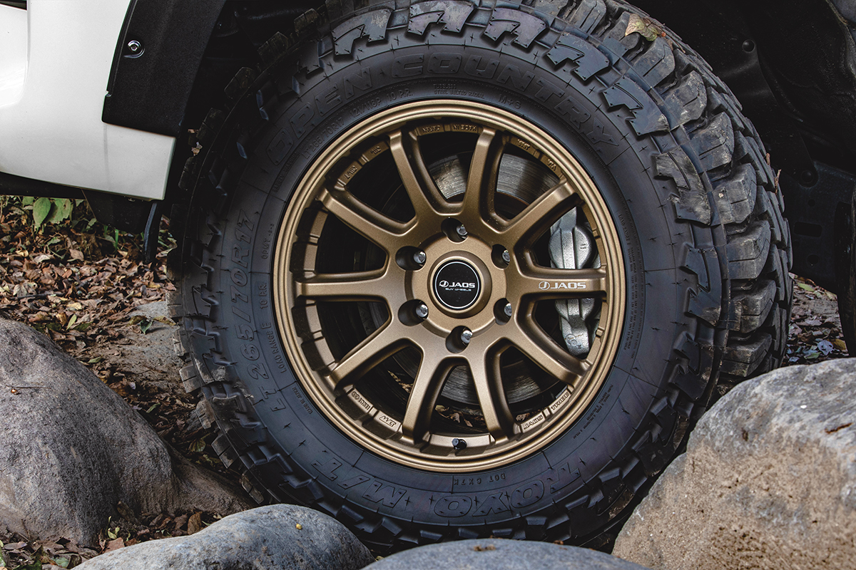 JAOS TRIBE CROSS 17×8.0J+20 6H139.7 チタニウムゴールド